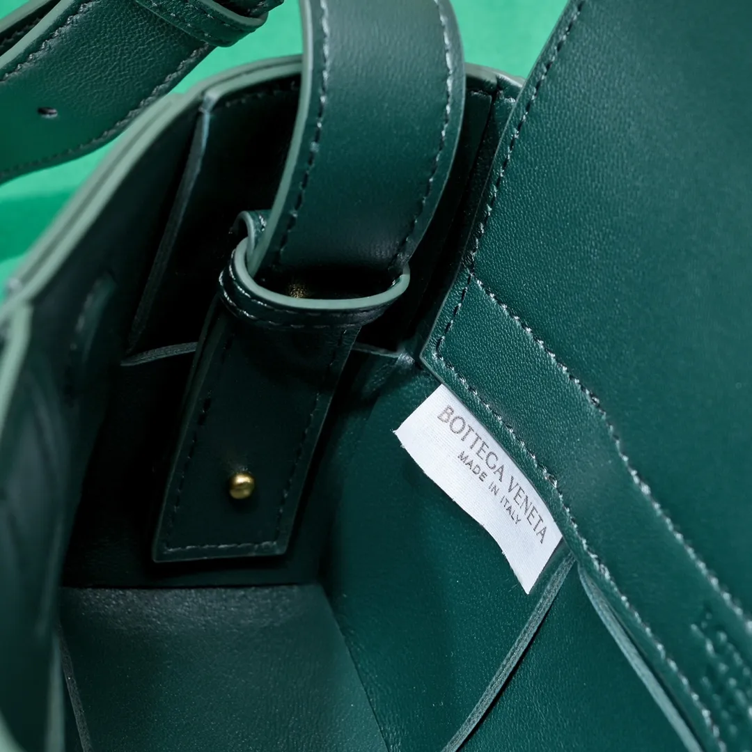 Batch 1460 🔥Latest Mini East-West Arco Tote Mini horizontal Intreccio woven leather tote bag with detachable strap • Single detachable internal zipper pocket • Leather rope buckle closure • Sheep leather composite Intreccio weaving process Size: 22*11*5.5cm, handle height 11, strap 55cm Model: 6778#